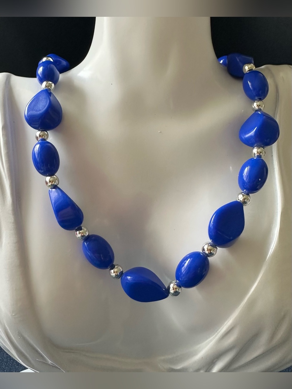 VINTAGE 80’s Royal Blue & Silver Genuine LUCITE Beaded Necklace NWT!